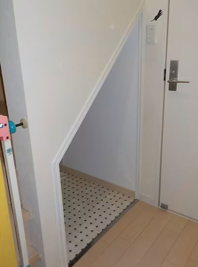 階段下に設けた収納庫の写真
