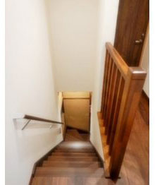 段数を増やして勾配を緩やかにした階段の事例