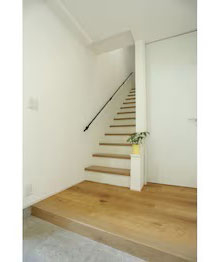 スケルトン階段をつくりなおして蹴込み板付きの階段にした事例の写真