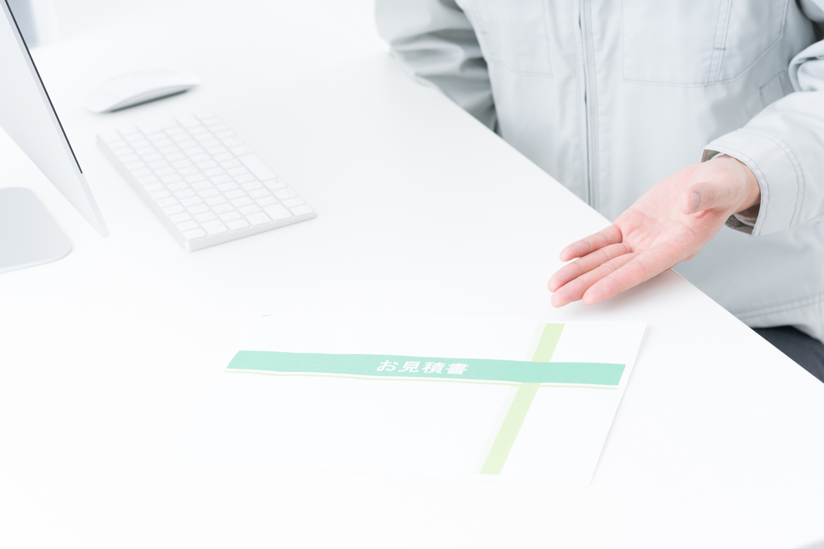 見積もりの説明をする担当者の写真