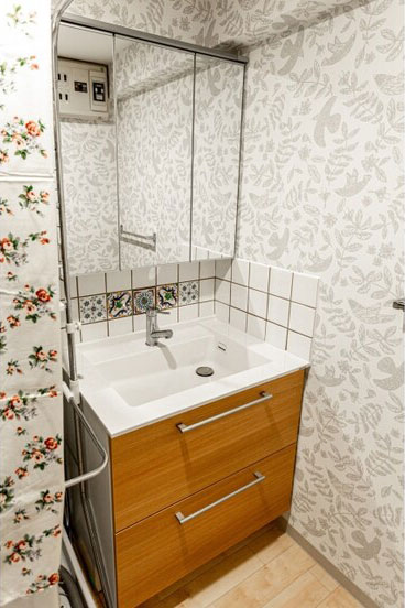 三面鏡とスライド収納で収納量を増やした事例