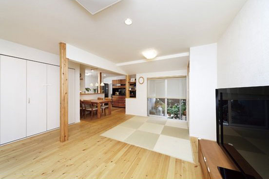 パインのむく材、珪藻土の塗り壁の事例