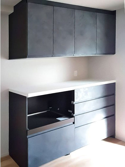 リフォームで設置したキッチンのカップボードの写真