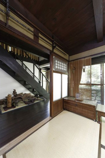 勾配もゆるやかなオープン階段につくり変えた事例