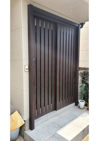 玄関の引き違い戸をカバー工法で縦格子戸に交換した事例