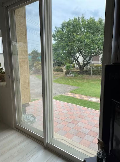 テラスに面した掃き出し窓に内窓を設置した事例