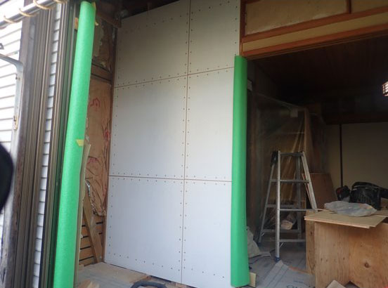 構造用合板を用いて壁を耐震補強した事例