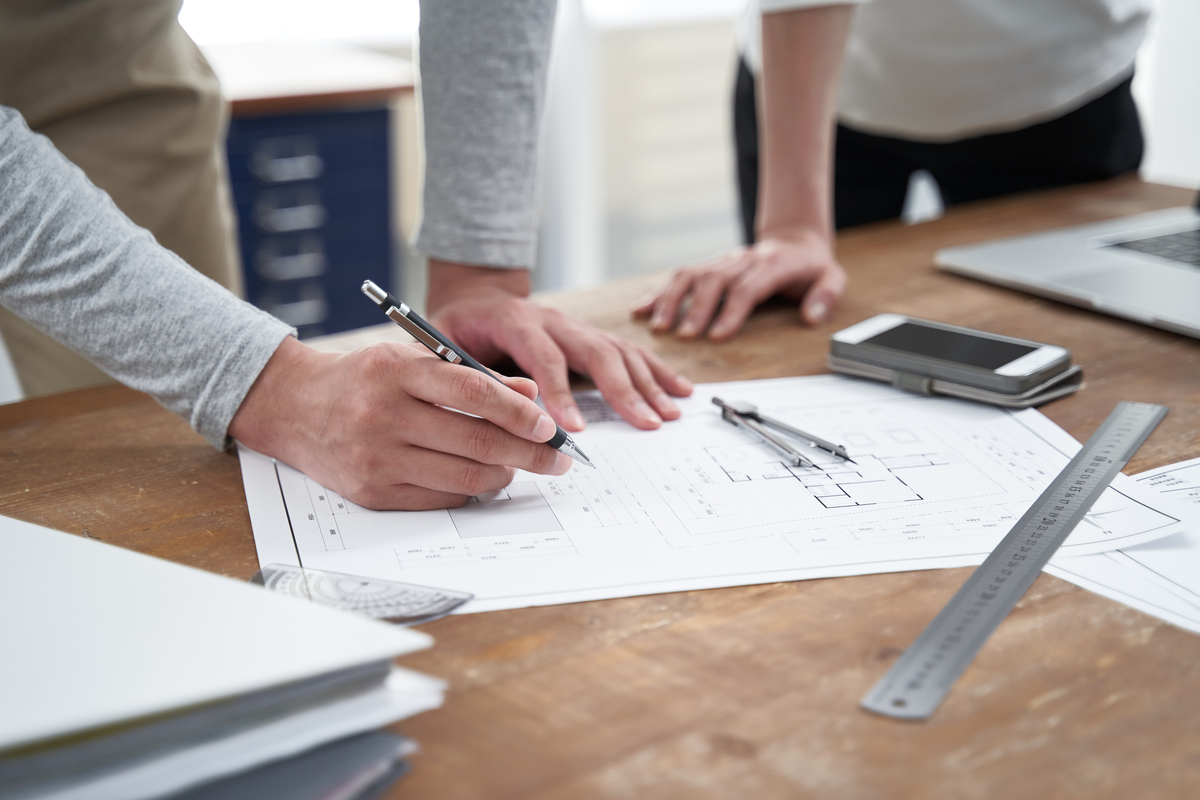 オフィスで打ち合わせをする日本人設計士