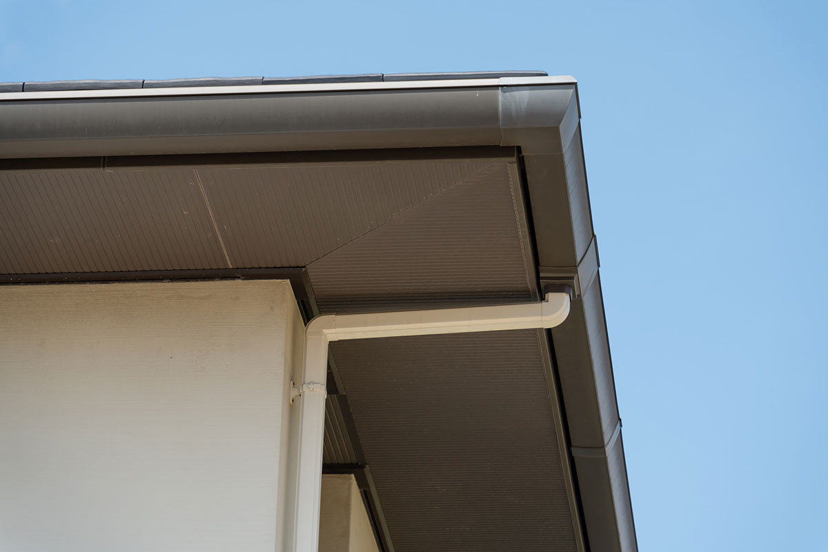 外壁に取り付けられた雨どいの画像