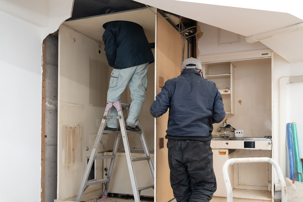 水回りリフォーム工事を行う職人のイメージ