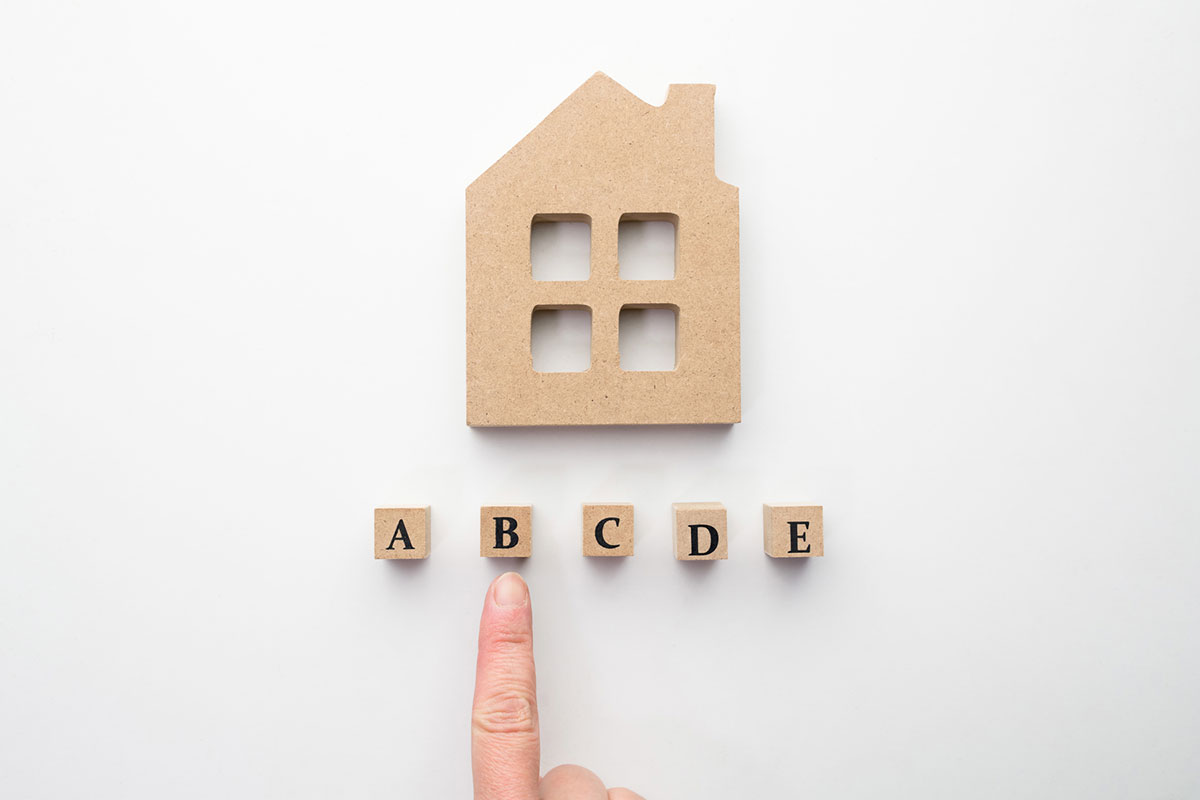 リフォーム業者を比較検討するイメージ