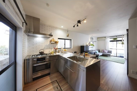 タイルや建材との組み合わせがおしゃれなステンレスのL型キッチン