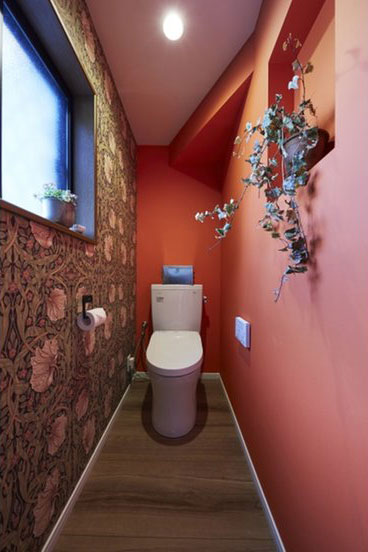 ウィリアムモリスのアクセントクロスが目を惹くおしゃれなトイレ