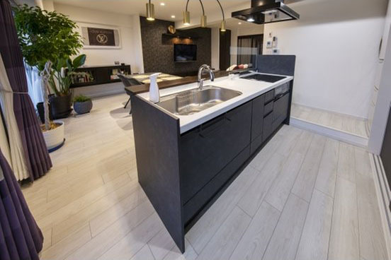 再利用して向きを変えたキッチン