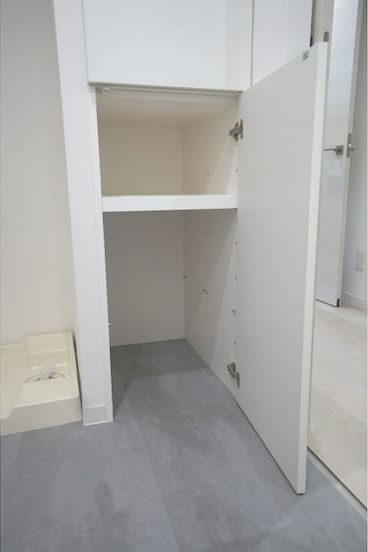 洗面室に設けた開き戸の収納