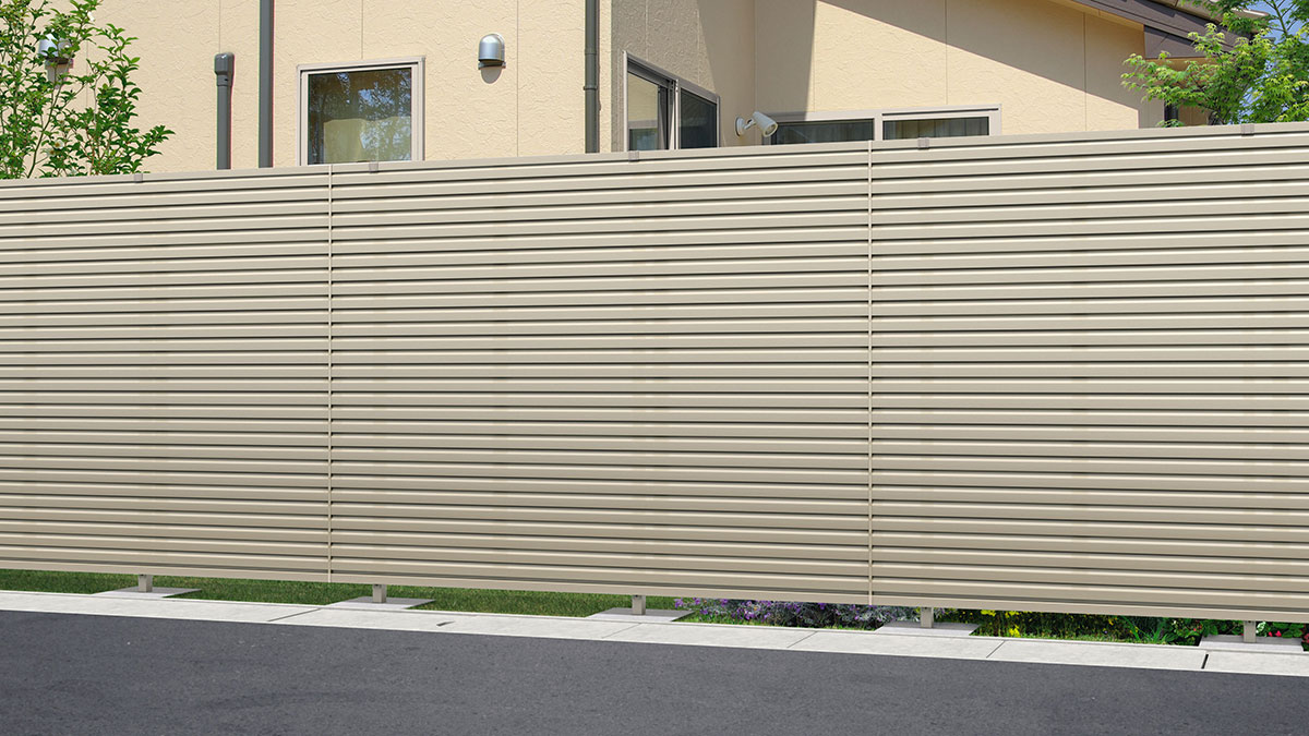 縦デザインの目隠しフェンス（ルーバータイプ）