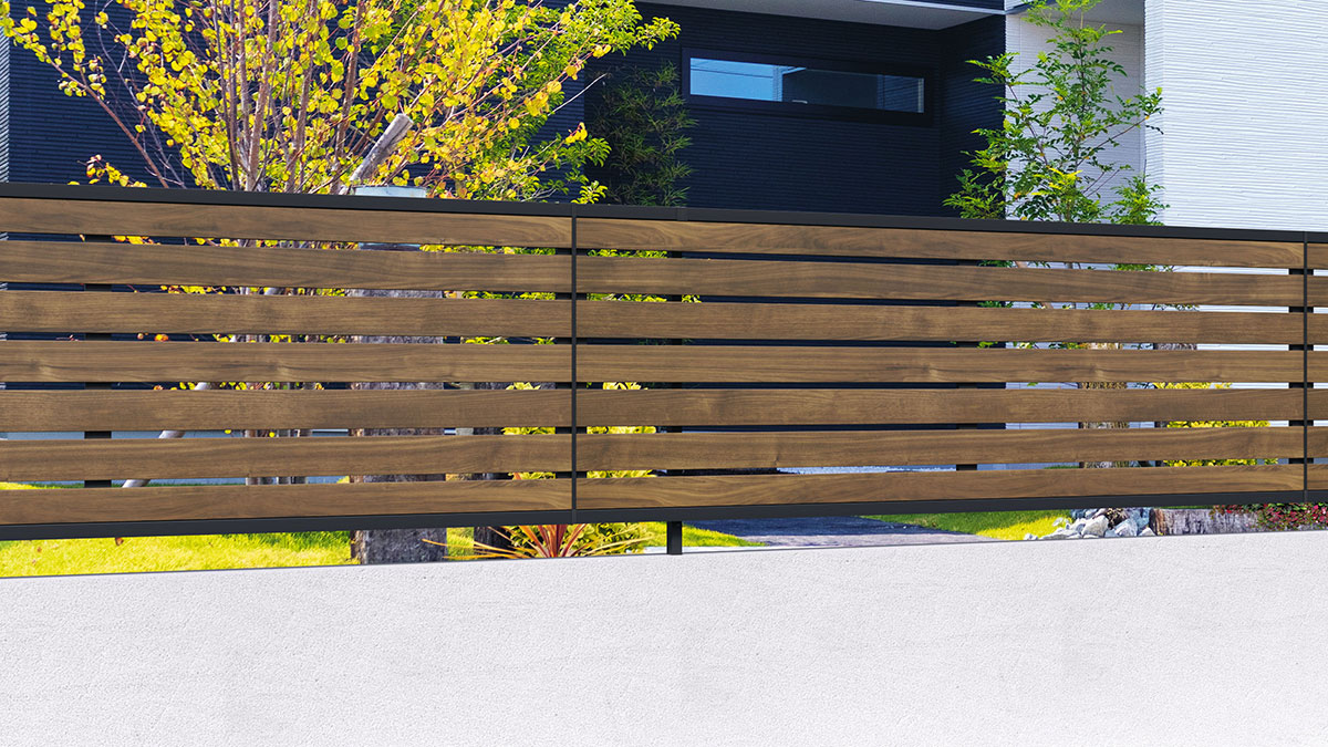 横格子タイプの木調色目隠しフェンス