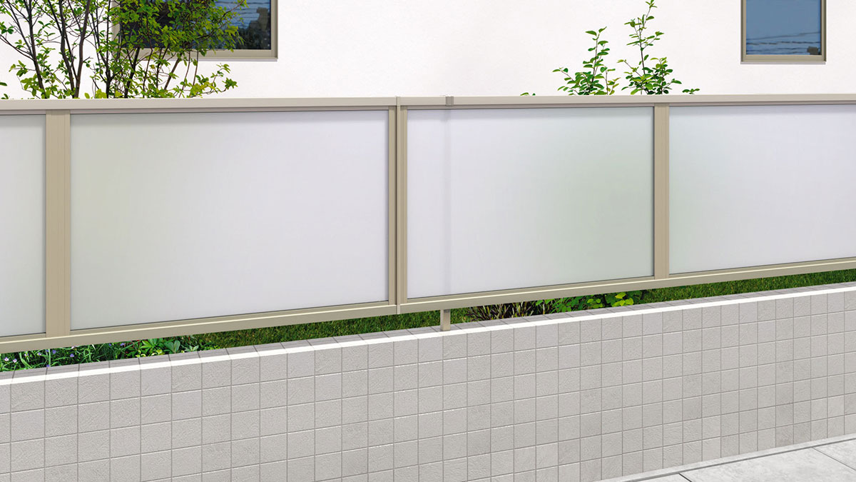 ポリカーボネートとアルミ形材の目隠しフェンス