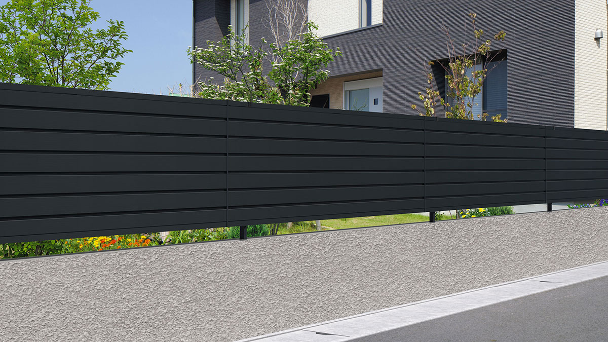 シンプルなアルミ形材目隠しフェンス