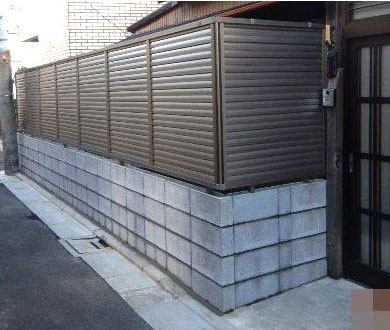 目隠し率100％のアルミ形材フェンス