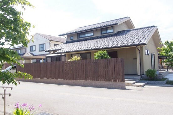 目隠し率100％のアルミ形材フェンス