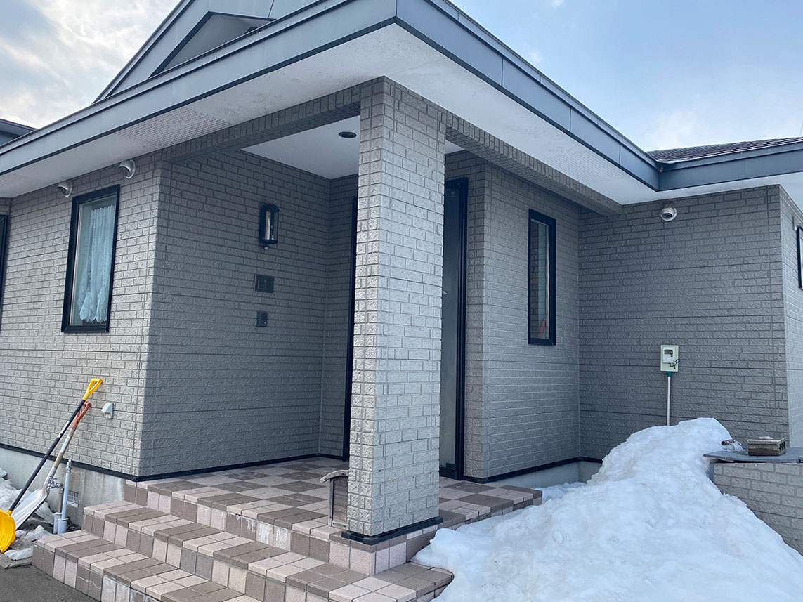 経年劣化などで割れている玄関ポーチのタイルがあった施工前の画像