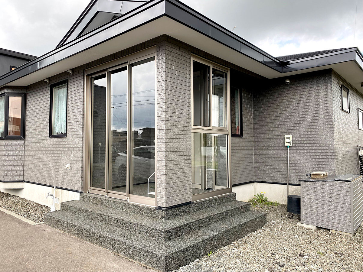 ゴムチップマットを敷いてから風除室を設置した施工後の写真