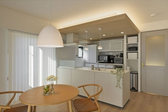 すりガラスの油跳ねガードのあるキッチン