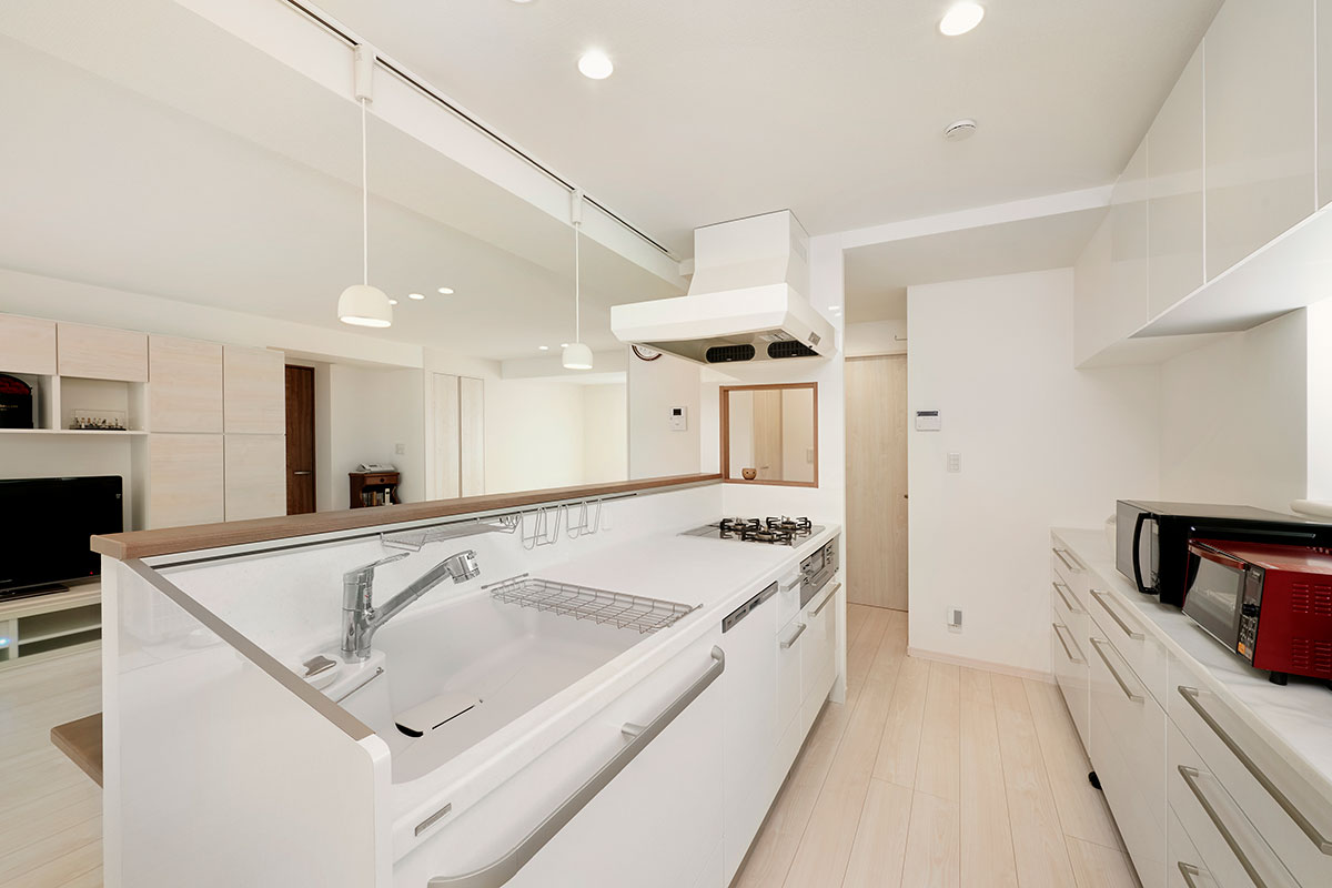 側面まで回したシンプルな腰壁