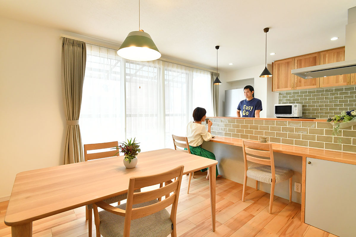 おしゃれな腰壁で目隠ししたキッチン