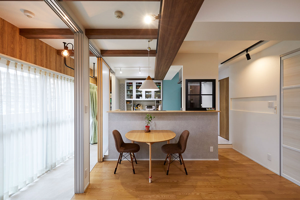 室内窓のあるコンロ前の壁