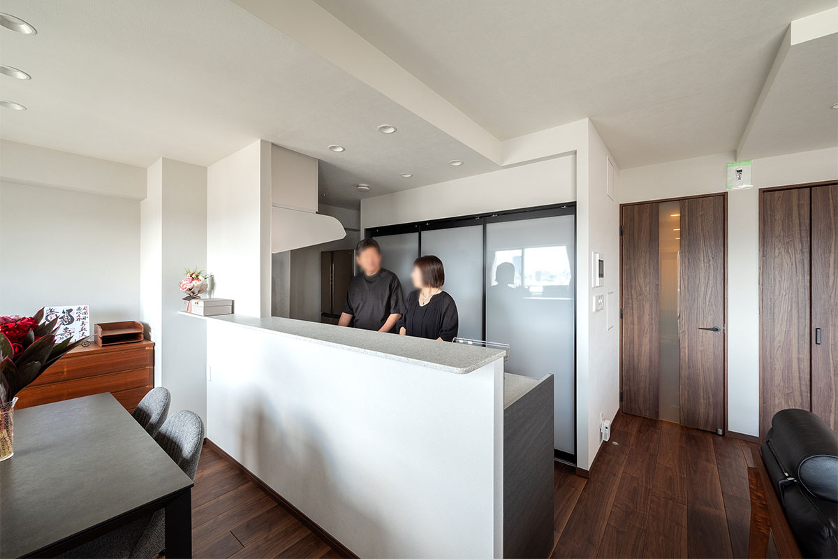 扉のあるオープンキッチンの背面収納