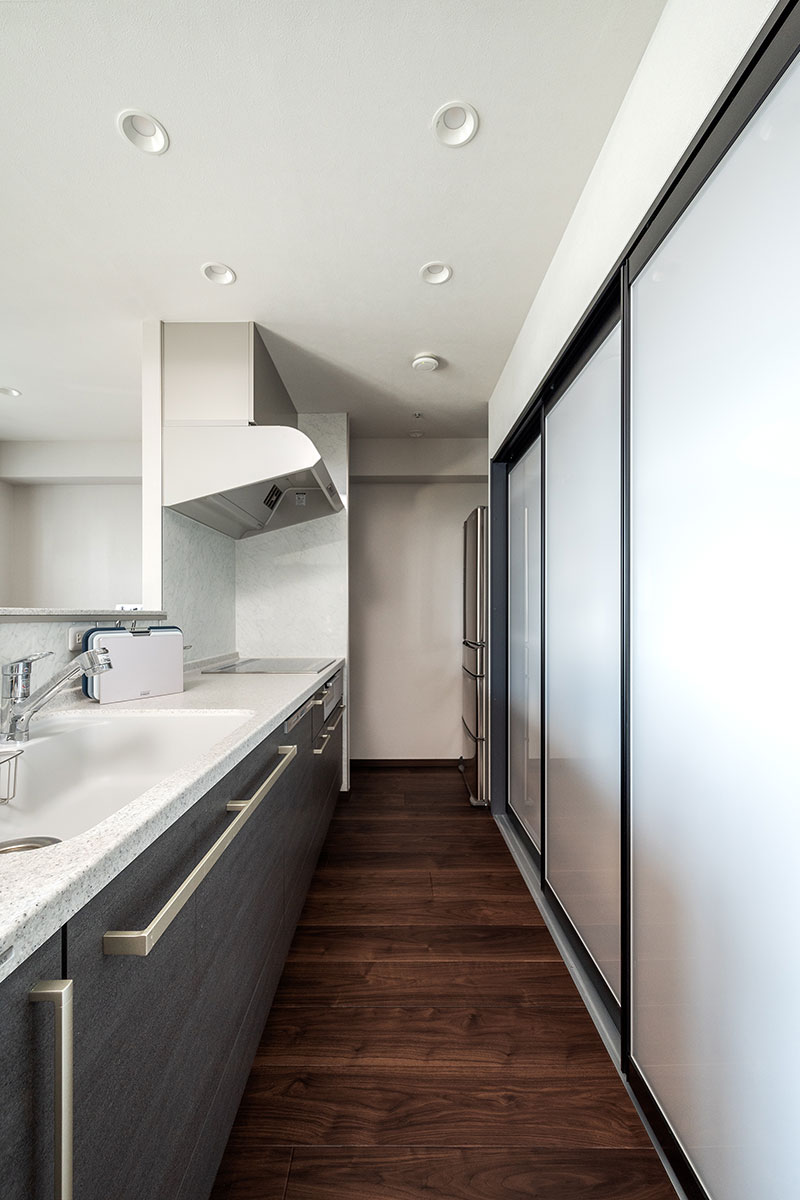 扉のあるキッチンの背面収納