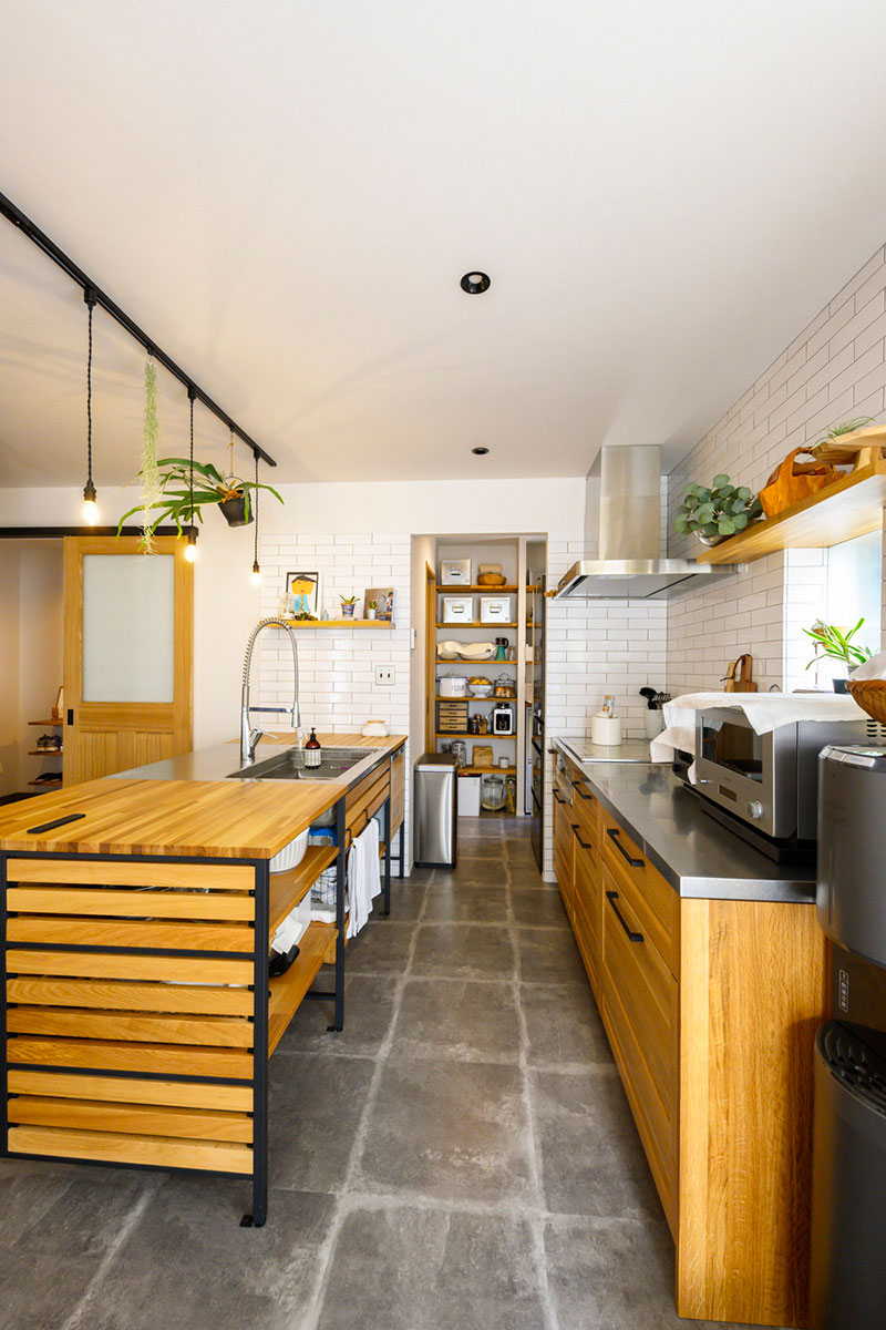 パントリーがあるスッキリ片付いたキッチン