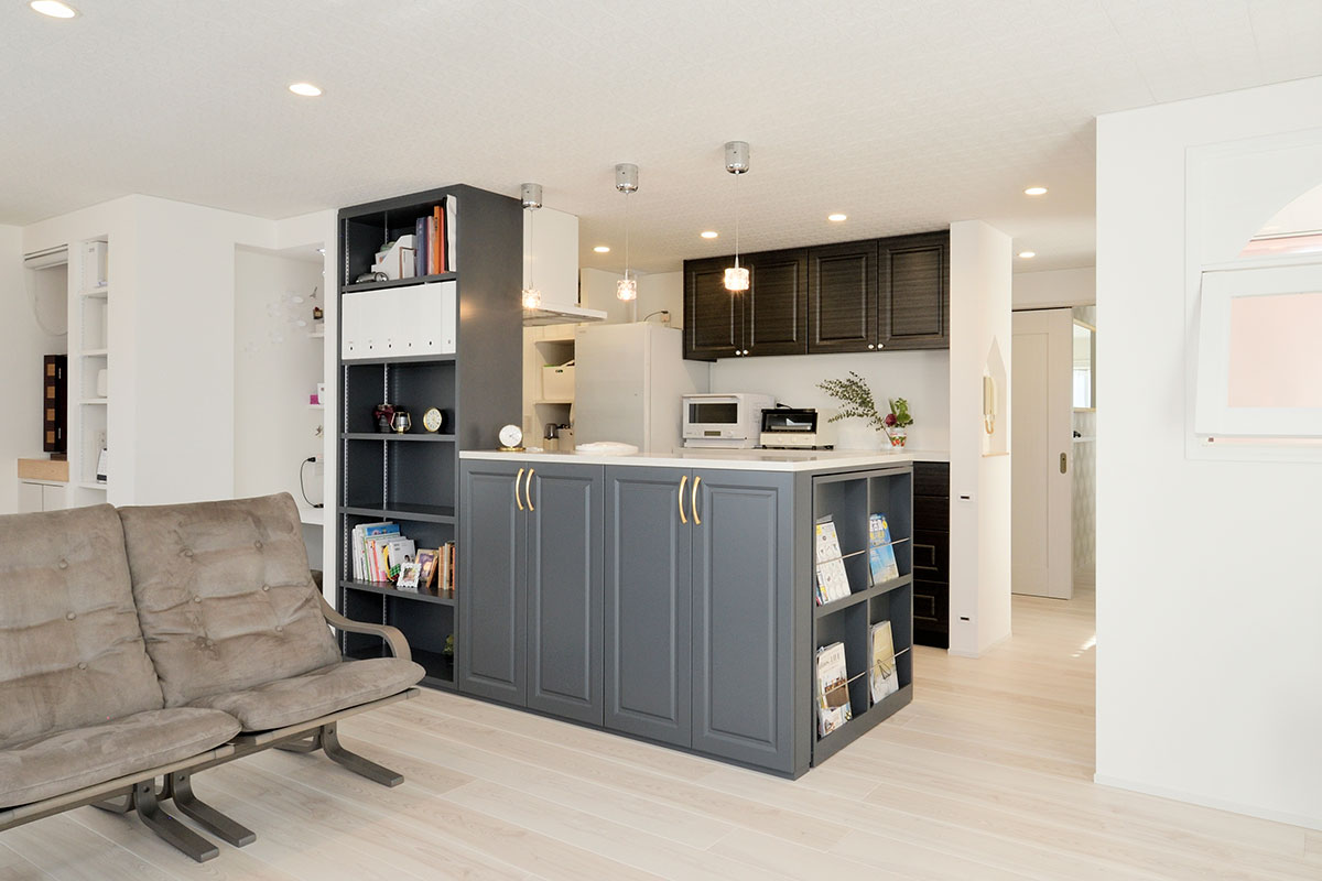 コンロ前の収納兼用の壁