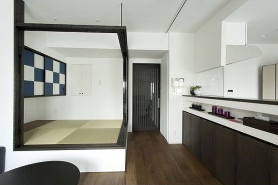 吊り収納のある小上がり和室