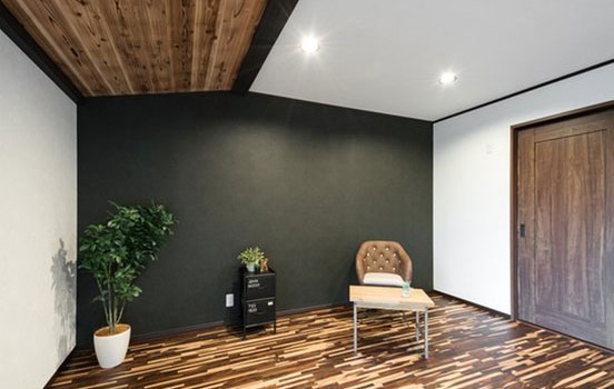 無垢材の床が用いられた寝室