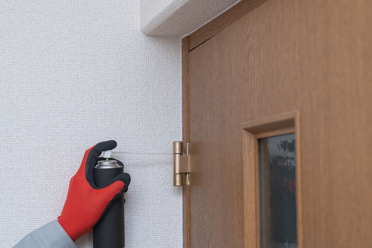 蝶番に潤滑油を差す