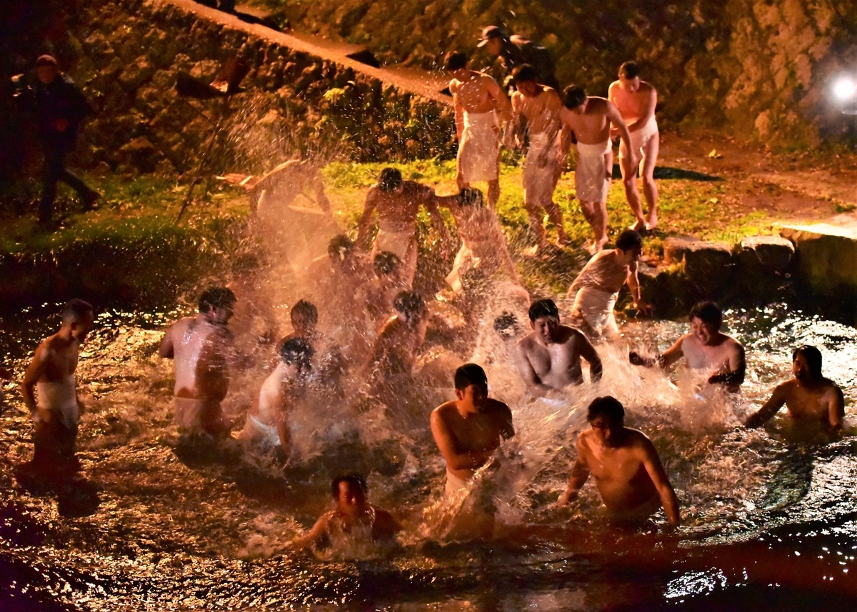 天念寺の修正鬼会　垢離取り　川のなかへ入るテイレシ