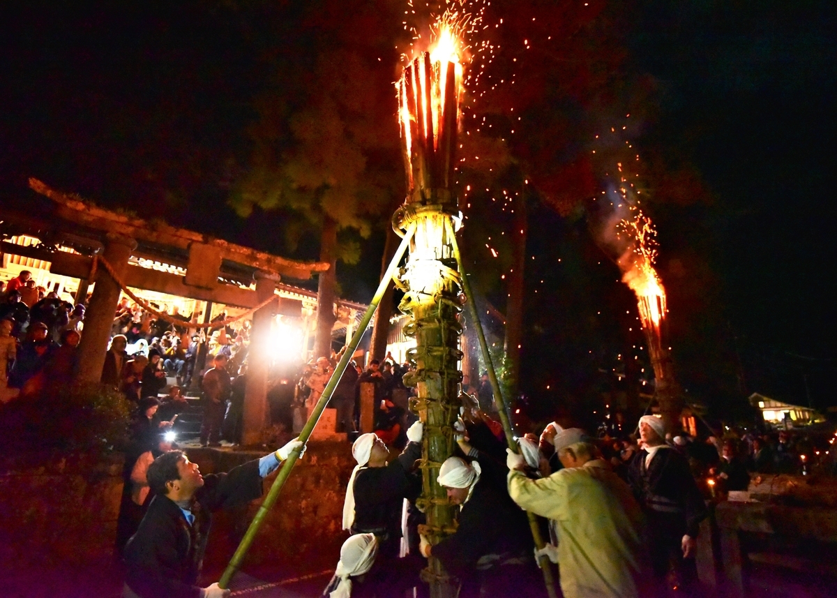 天念寺の修正鬼会 3本の大松明を直立させるタイアゲ