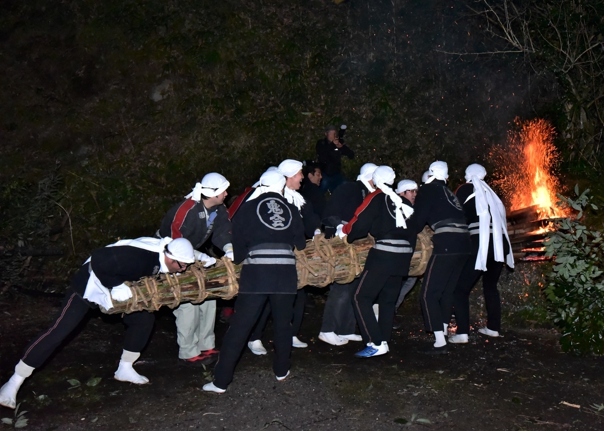 運ぶ前 火先を整えるために山の斜面へオオダイの頭を数回打ちつける 天念寺の修正鬼会