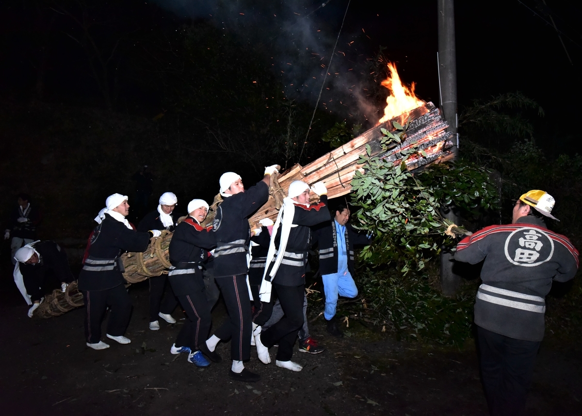 担がれてゆくオオダイ 天念寺の修正鬼会