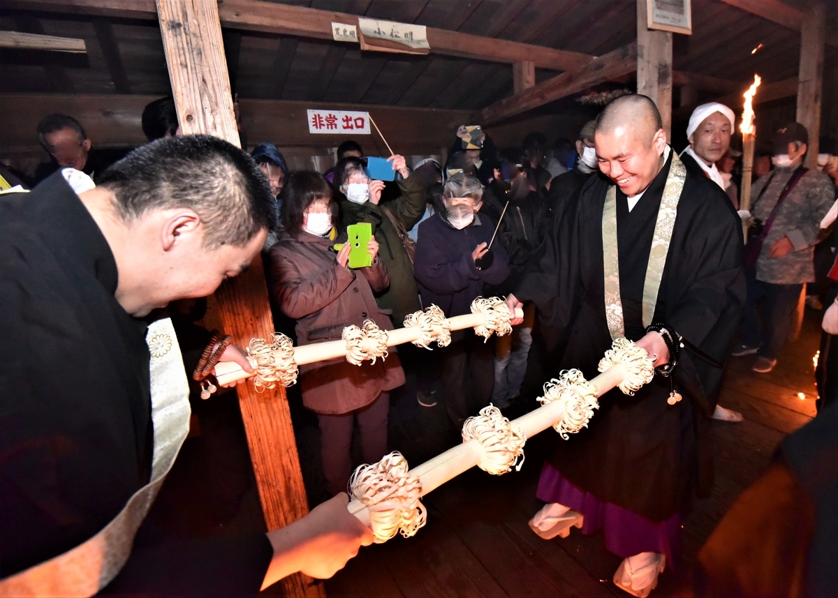 講堂の中廊下で行なわれる香水（こうずい）　天念寺の修正鬼会