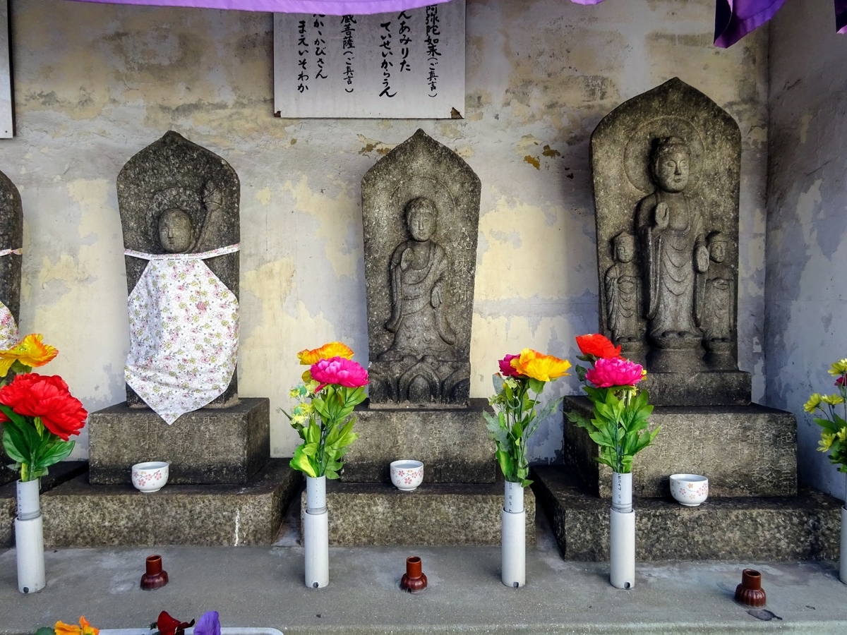 六地蔵のとなりに祀られる阿弥陀如来　福岡県北九州市小倉北区日明