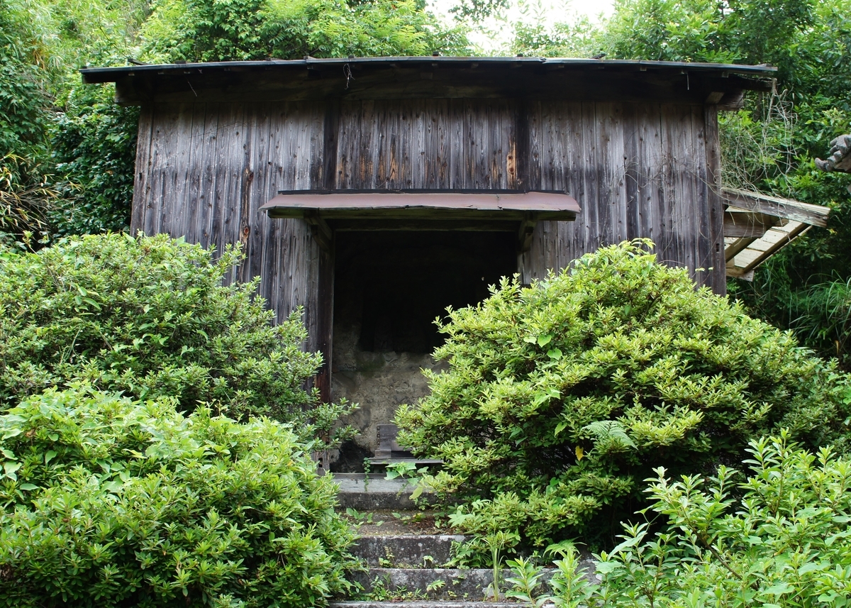 福寿寺磨崖国東塔がある薬師堂