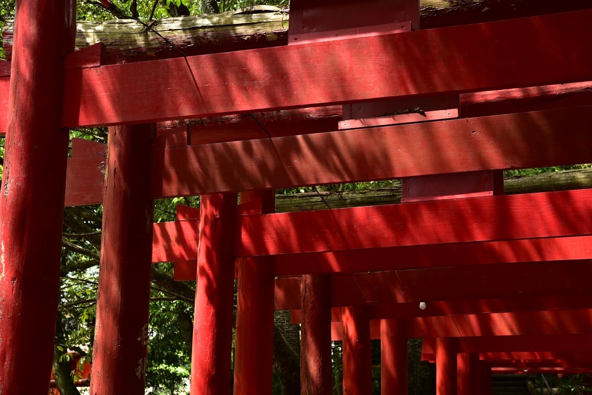 赤い鳥居は火焔を表現している