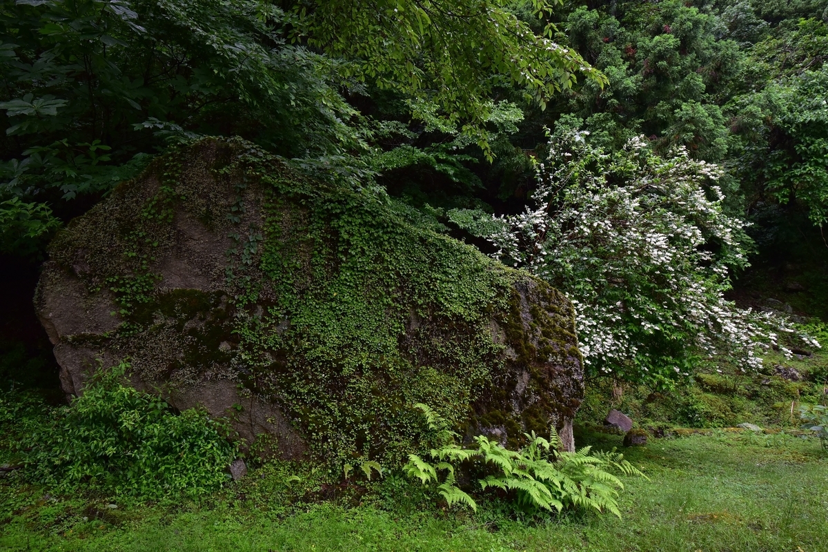 英彦山の高住神社ちかくにあると巨石