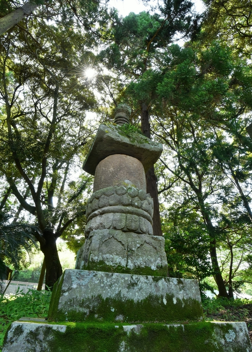 石造宝塔　国東塔　〒872-1406 大分県国東市国見町櫛来３７０７　岩倉八幡社の国東塔