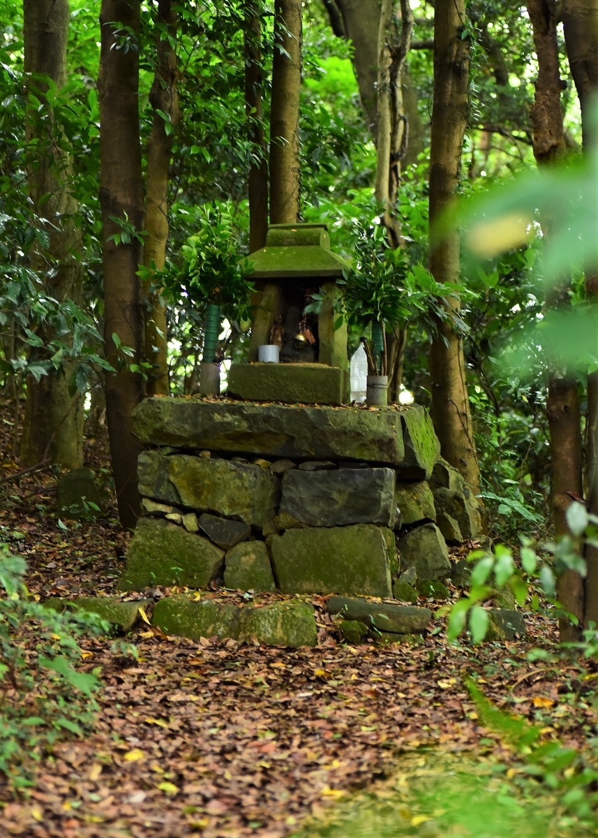 不動明王像ちかくにある石祠　石峰山