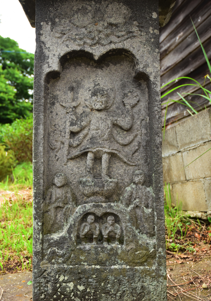 稲荷神社境内に祀られる庚申塔